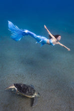Lade das Bild in den Galerie-Viewer, Meerjungfrauenflosse aus Silikon - Mit deinem Wunschdesign