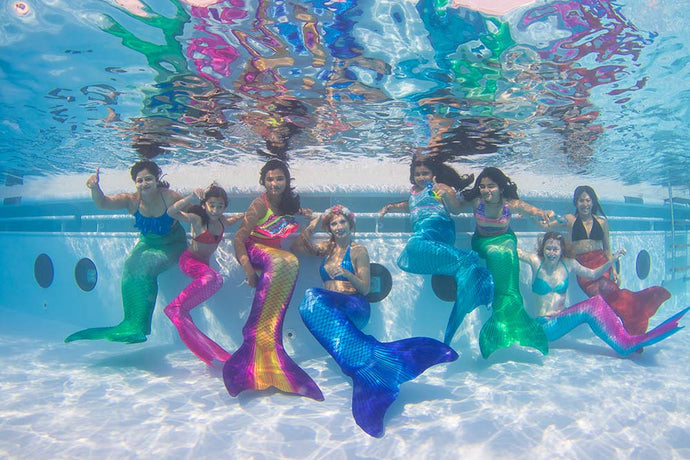 Das Schwimmen in Meerjungfrauenflossen