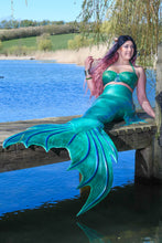 Lade das Bild in den Galerie-Viewer, Silikon Meerjungfrauenschwanzflosse kaufen im Mermaid Kat Shop
